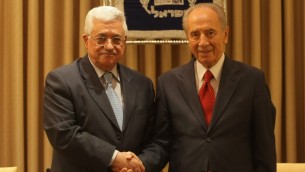 Shimon Peres, alors président, et le président de l'Autorité palestinienne Mahmoud Abbas (Crédit : Kobi Gideon/Flash 90)