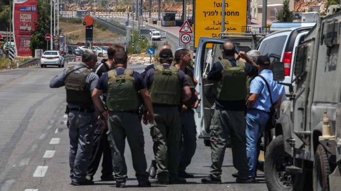 Police at the scene near the settlement of Beitar illit on July 27, 2014. Border Police officers stopped what they suspect was a potential terror attack Sunday, when they arrested a man at a West Bank checkpoint they said was carrying an explosive device in his car. (Photo credit: Flash90) Police at the scene near the settlement of Beitar illit on July 27, 2014. Border Police officers stopped what they suspect was a potential terror attack Sunday, when they arrested a man at a West Bank checkpoint they said was carrying an explosive device in his car. (Photo credit: Flash90)