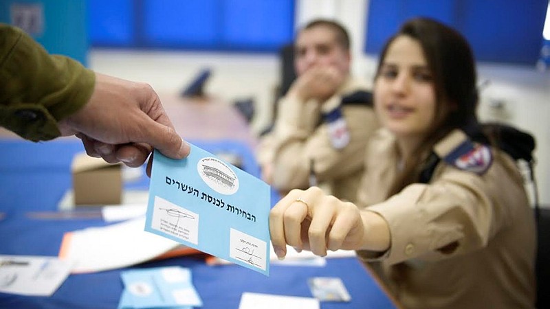 IDF soldiers take part in early voting process two days before the Knesset Elections, March 15, 2015. (photo credit: IDF Spokesperson) IDF soldiers take part in early voting process two days before the Knesset Elections, March 15, 2015. (photo credit: IDF Spokesperson)