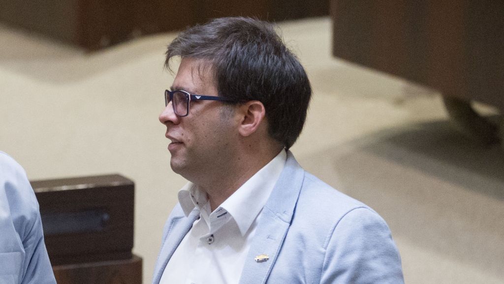 New parliament members Yoav Galant (L) of the Kulanu party and Oren Hazan of the Likud, in the plenum of the Knesset, during an introduction day for new members, on March 29, 2015 (photo credit: Miriam Alster/FLASH90) New parliament members Yoav Galant (L) of the Kulanu party and Oren Hazan of the Likud, in the plenum of the Knesset, during an introduction day for new members, on March 29, 2015 (photo credit: Miriam Alster/FLASH90)