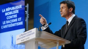 Le Premier ministre français Manuel Valls présente le plan du gouvernement visant à lutter contre le racisme et l'antisémitisme à la préfecture de Créteil dans le sud-est de la banlieue de Paris le 17 avril 2015 (Crédit : AFP / Patrick Kovarik) Le Premier ministre français Manuel Valls présente le plan du gouvernement visant à lutter contre le racisme et l'antisémitisme à la préfecture de Créteil dans le sud-est de la banlieue de Paris le 17 avril 2015 (Crédit : AFP / Patrick Kovarik)