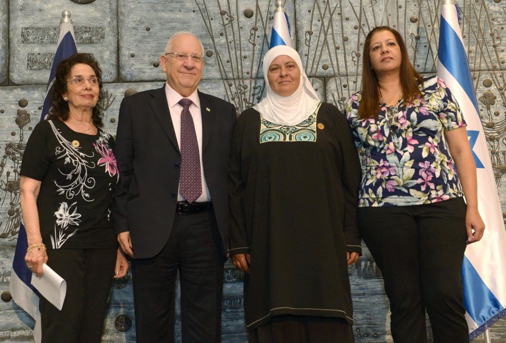 President Reuven Rivlin with members of families who donated organs, in the President's Residence in Jerusalem, on Wednesday, May 27 2015. (Mark Neiman/GPO) President Reuven Rivlin with members of families who donated organs, in the President's Residence in Jerusalem, on Wednesday, May 27 2015. (Mark Neiman/GPO)
