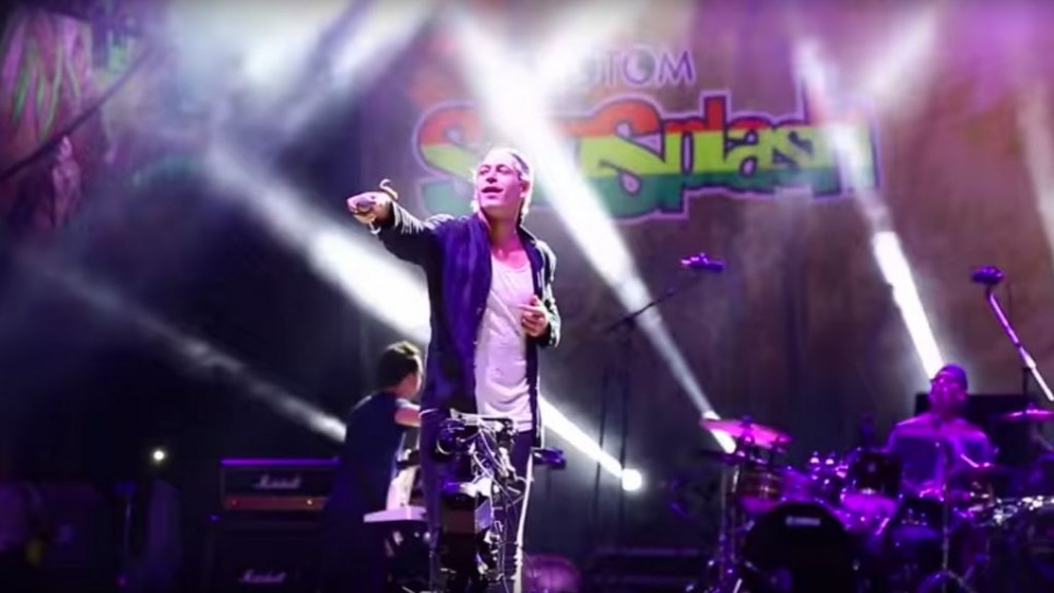 Matisyahu à son concert au festival de reggae espagnol, le 22 août 2015 (Crédit : YouTube/via JTA) Matisyahu à son concert au festival de reggae espagnol, le 22 août 2015 (Crédit : YouTube/via JTA)