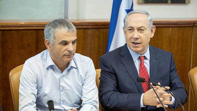 Prime Minister Benjamin Netanyahu (R) and Finance Minister Moshe Kahlon at the weekly government meeting in Jerusalem, on November 15, 2015. (Emil Salman/POOL) Prime Minister Benjamin Netanyahu (R) and Finance Minister Moshe Kahlon at the weekly government meeting in Jerusalem, on November 15, 2015. (Emil Salman/POOL)