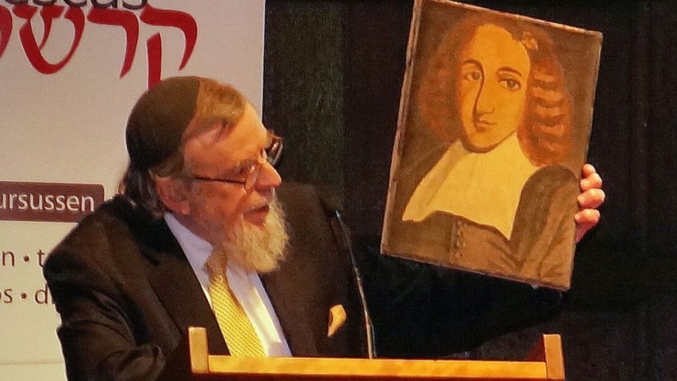 Le rabbin portugais hollandais Nathan Lopes Cardozo parlant de la levée du bannissement de Baruch Spinoza, le 6 décembre 2015. (Crédit : Cnaan Liphshiz/JTA)