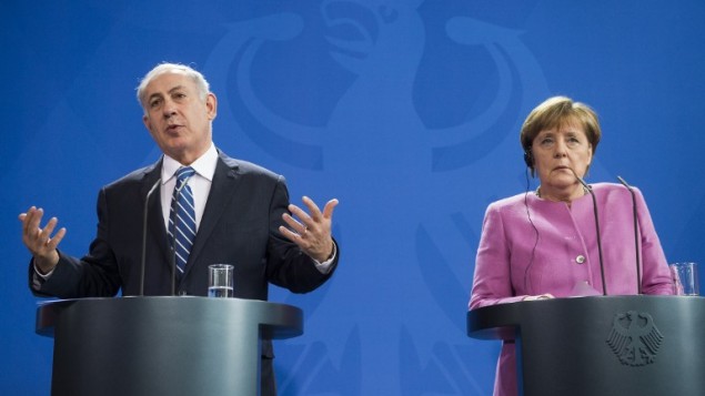 La chancelière allemande Angela Merkel (à droite) et le Premier ministre israélien Benjamin Netanyahu lors d'une conférence de presse à la Chancellerie à Berlin le 16 février 2016 (Crédit : AFP / ODD ANDERSEN) La chancelière allemande Angela Merkel (à droite) et le Premier ministre israélien Benjamin Netanyahu lors d'une conférence de presse à la Chancellerie à Berlin le 16 février 2016 (Crédit : AFP / ODD ANDERSEN)