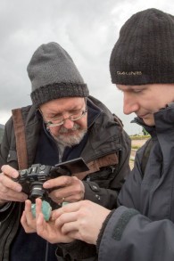 Des chercheurs du monde entier sont venus voir de leurs propres yeux les fours découverts en Israël. Le professeur Ian Freestone, de Londres, est à gauche de l'image. (Crédit : Shmuel Magal, autorisation de l'Autorité israélienne des Antiquités)