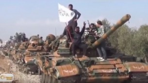 Membres de la Brigade des martyrs de Yarmouk en Syrie, un groupe affilié à l'Etat islamique. (Crédit : capture d'écran YouTube)