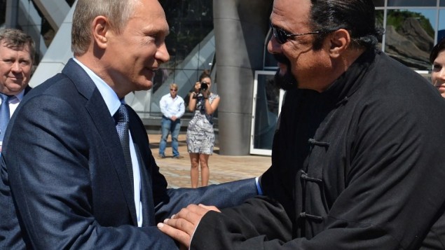 This file photo taken on September 04, 2015 shows Russian President Vladimir Putin (L) shaking hands with US action movie actor Steven Seagal in Vladivostok. (AFP PHOTO / SPUTNIK / ALEXEI DRUZHININ)