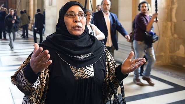 Zoulikha Aziri, la mère de Mohamed et Abdelkader Merah, au tribunal de Paris, avant l'ouverture du procès d'Abdelkader Merah, complice présumé de son frère, le 2 octobre 2017. (Crédit : Eric Feferberg/AFP)