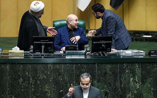 عباس عراقچی، وزیر امور خارجه ایران، در حال سخنرانی در مجلس در ۱۹ اوت ۲۰۲۴ (منبع: اکو ایران)