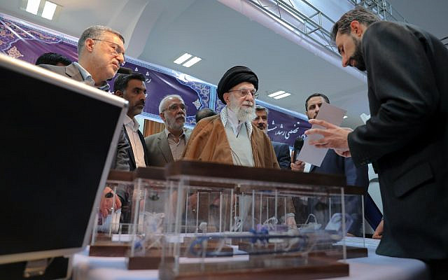 (عکس: رهبر ایران در نمایشگاه دستاوردها و توانمندی‌های بخش خصوصی، وب‌سایت رسمی رهبر - https://khamenei.ir/، ۲۱ ژانویه ۲۰۲۵)